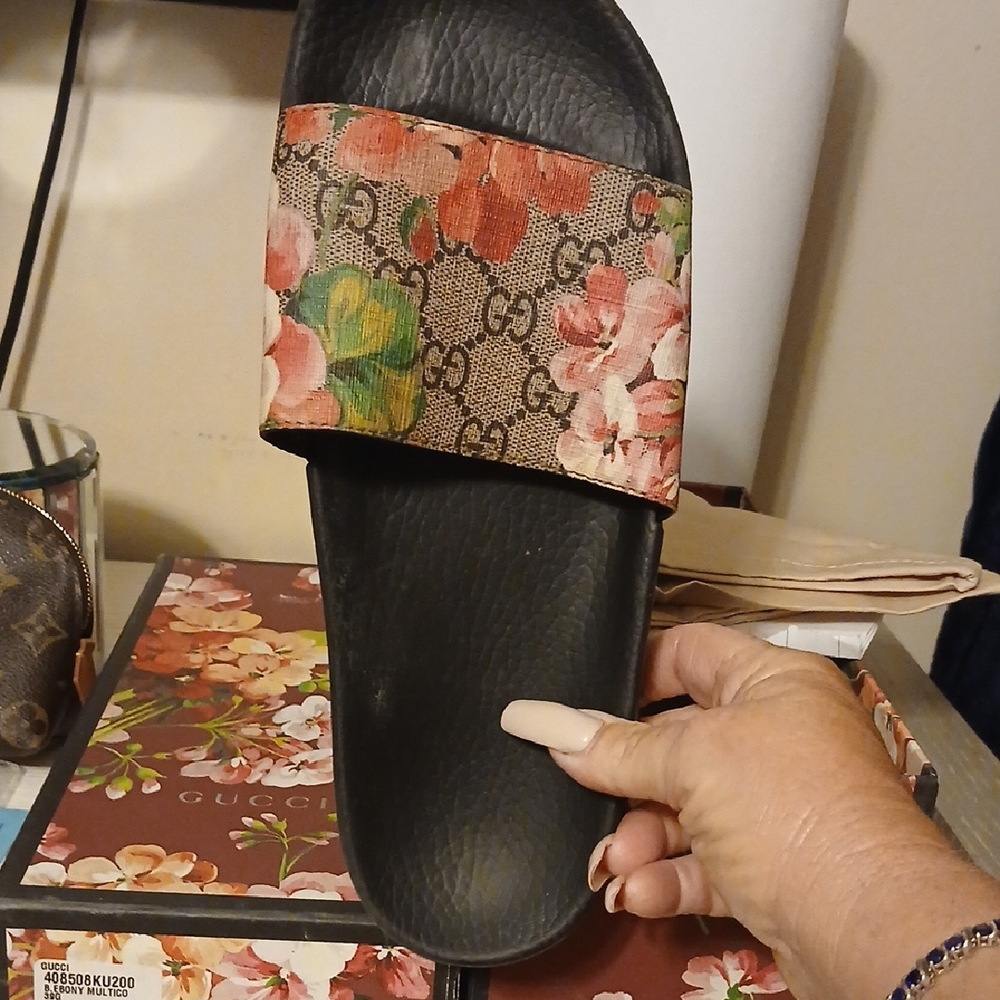 Gucci Women's Floral Slide Sandals - Black and Pink